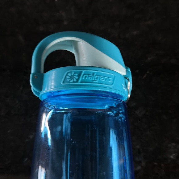 Nalgene On The Fly BPA-Free Water Bottle. 24 oz. On hand closing flip top. Blue. - Picture 3 of 4